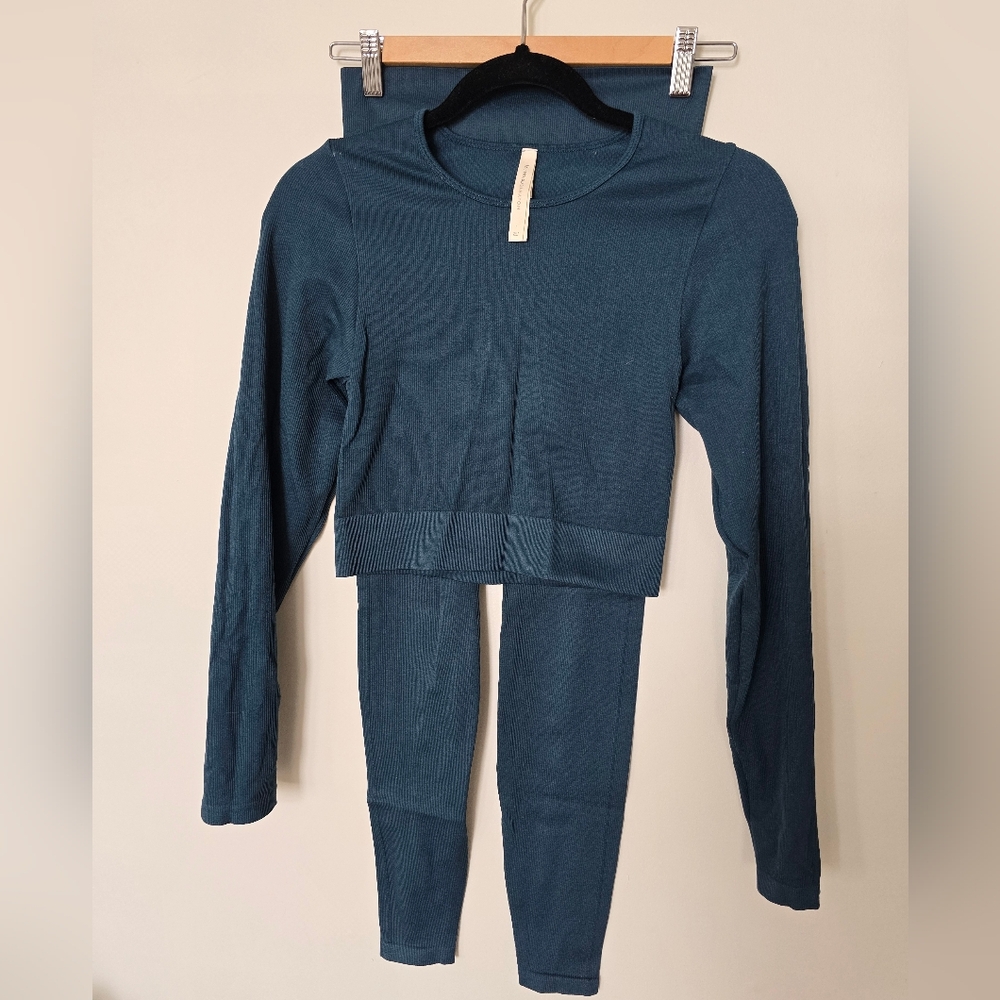 Aritzia Babaton Teal Long Sleeve Top and Leggings Set